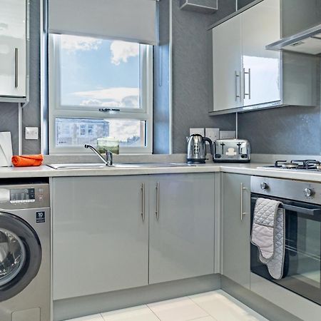 Central Serviced Apartments - 2 Bedroom - Free Street Parking - Fast Wifi - Smart Tvs In All Rooms - Ground Level - Family Neighbourhood - 3 X Double Beds - Heating 24-7 - Trade Stays - Weekly & Monthly Offers Dundee Exterior photo