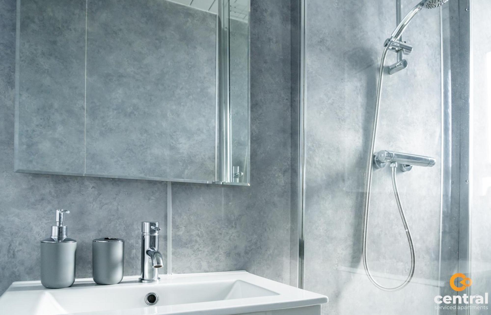 Central Serviced Apartments - 2 Bedroom - Free Street Parking - Fast Wifi - Smart Tvs In All Rooms - Ground Level - Family Neighbourhood - 3 X Double Beds - Heating 24-7 - Trade Stays - Weekly & Monthly Offers Dundee Exterior photo